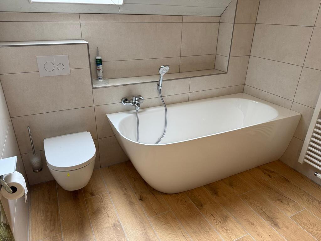 Von Graefe e.K. modernisiertes Bad mit Badewanne