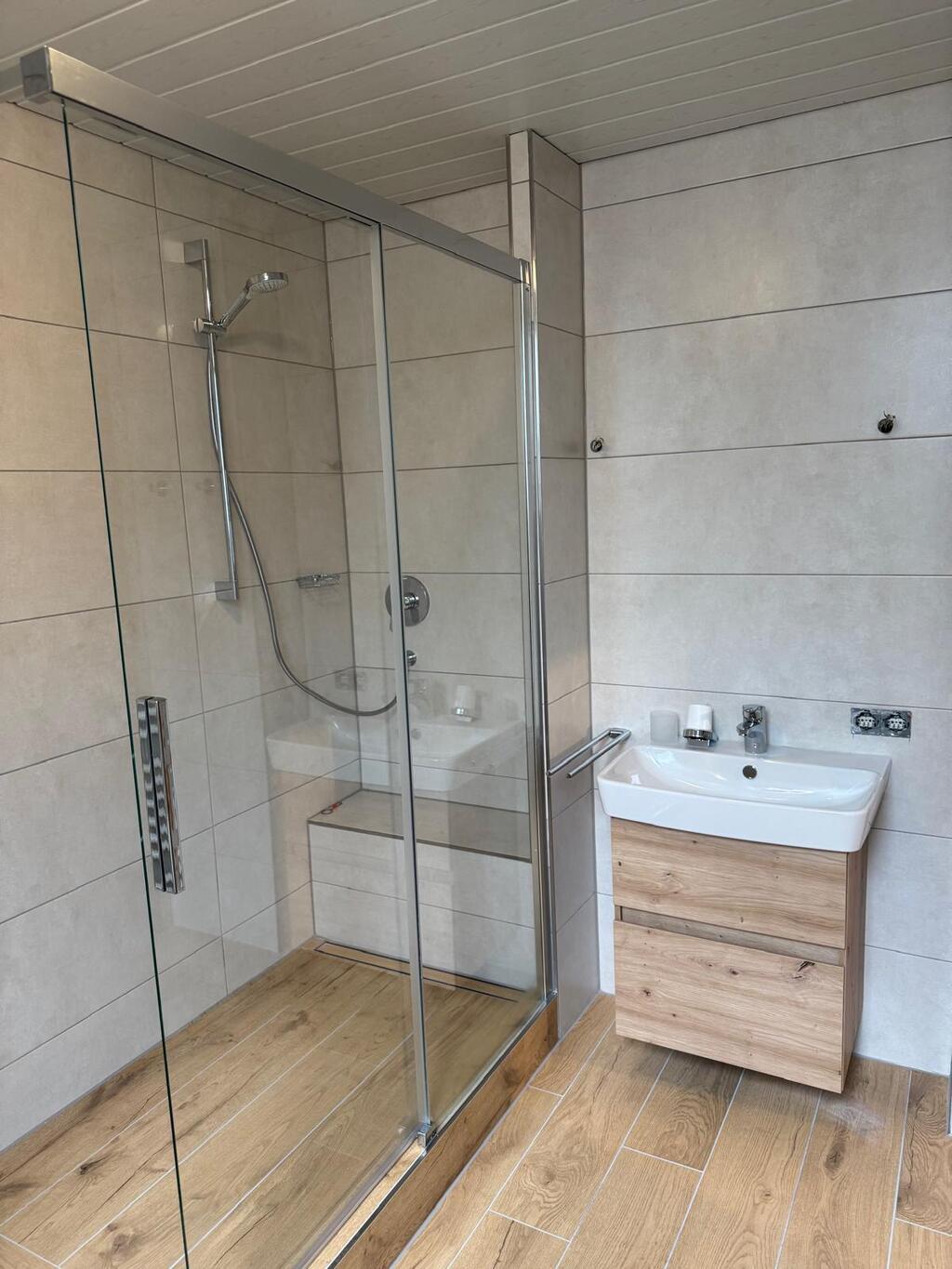 Modernisierte Dusche und Waschtisch aus einem Projekt von Graefe e.K.