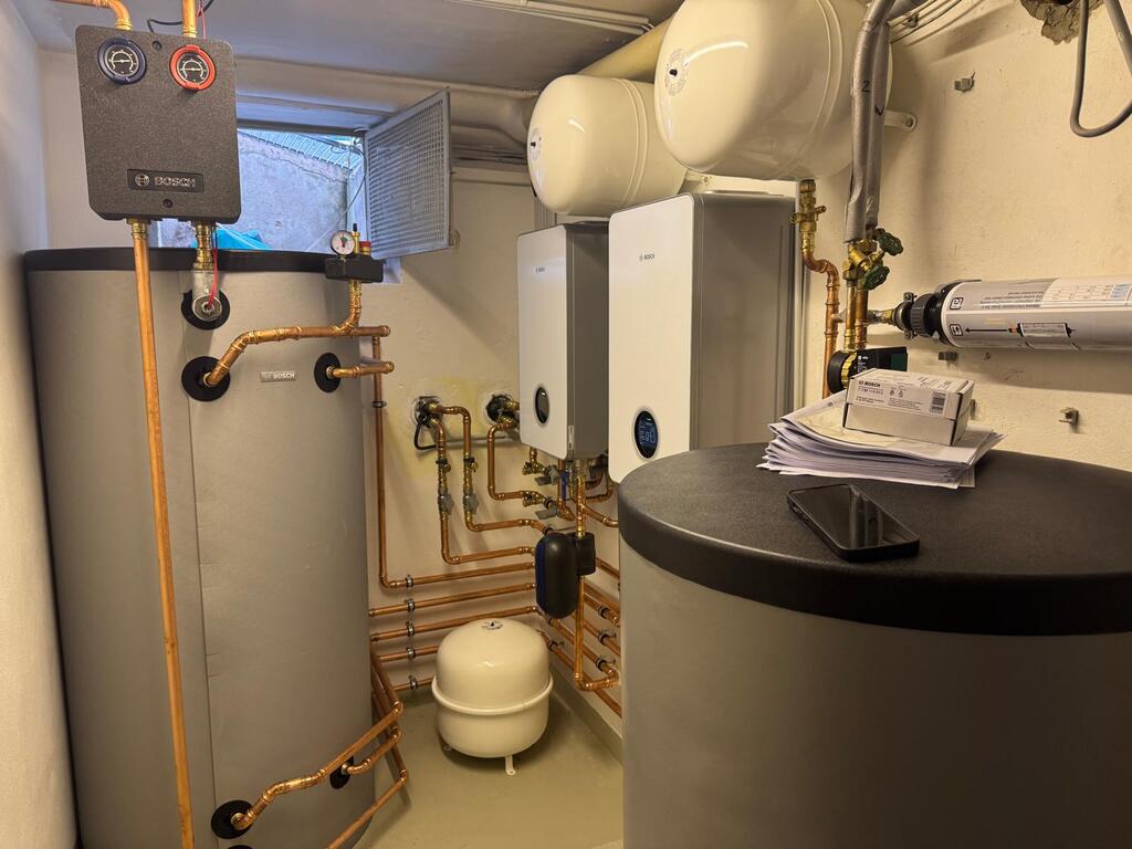 Sauber installierte Heizungsanlage mit Speichern und Rohrleitungen