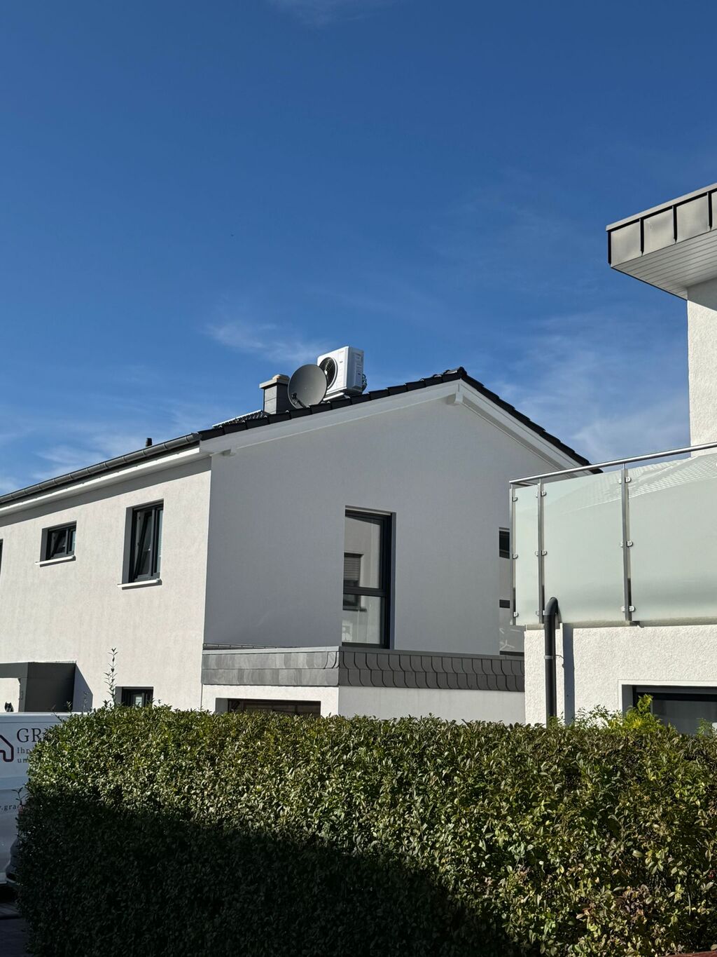 Klima-Außengerät auf einem Wohnhaus