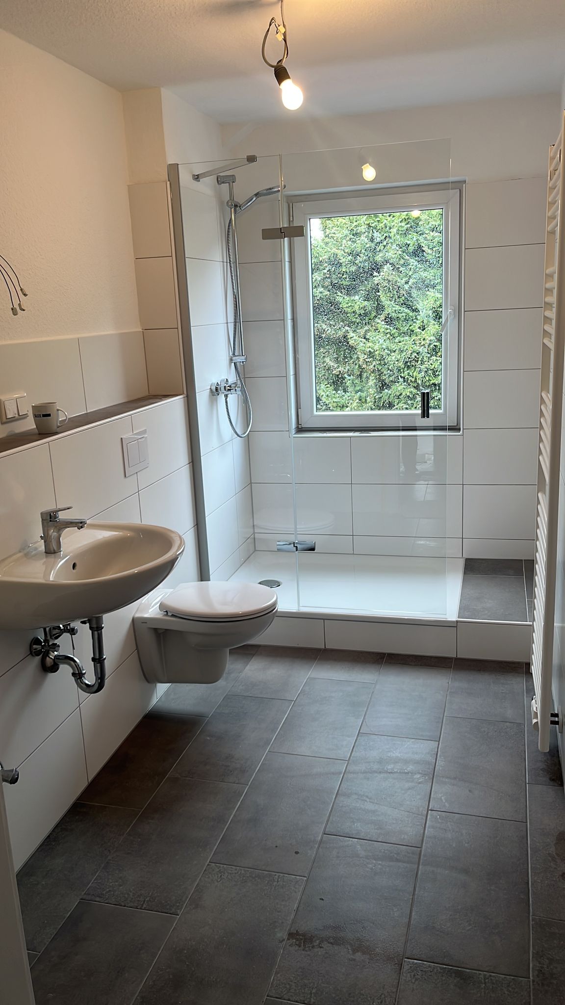 Modernisiertes Badezimmer mit bodennaher Dusche