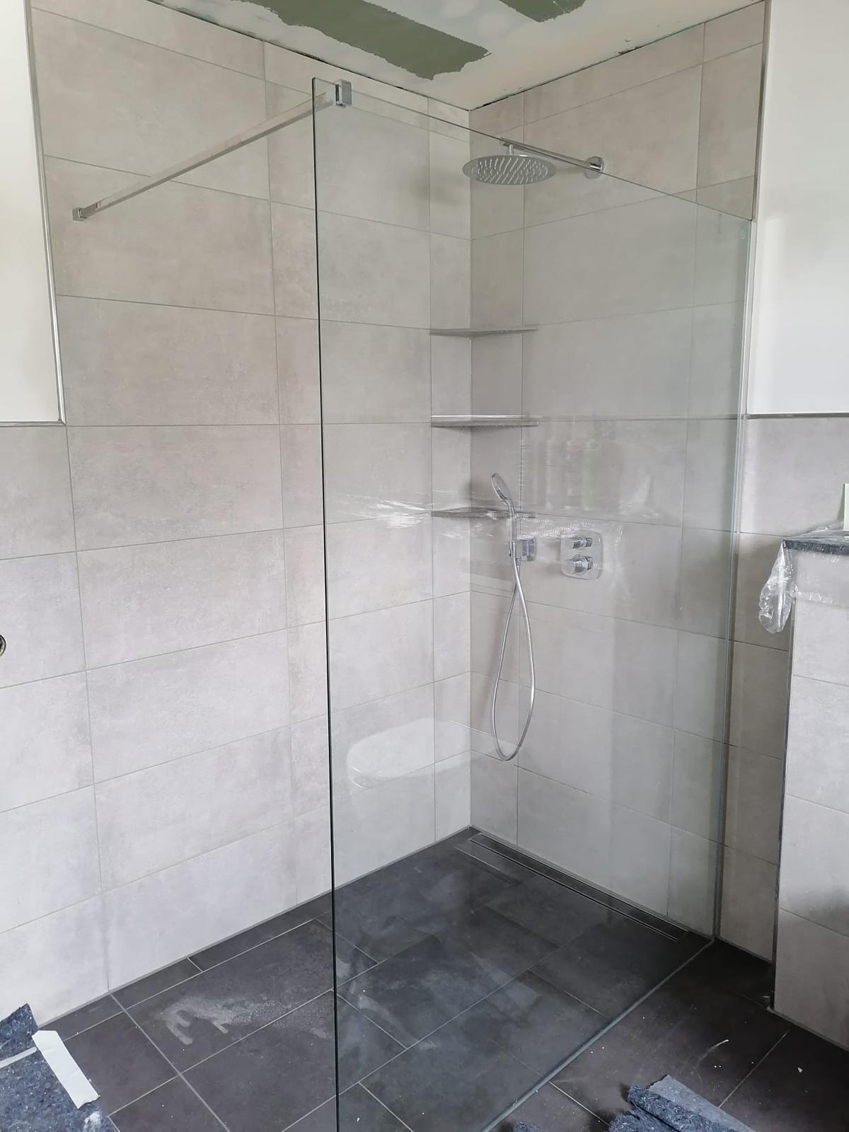 Großzügige bodennahe Dusche mit Glasabtrennung