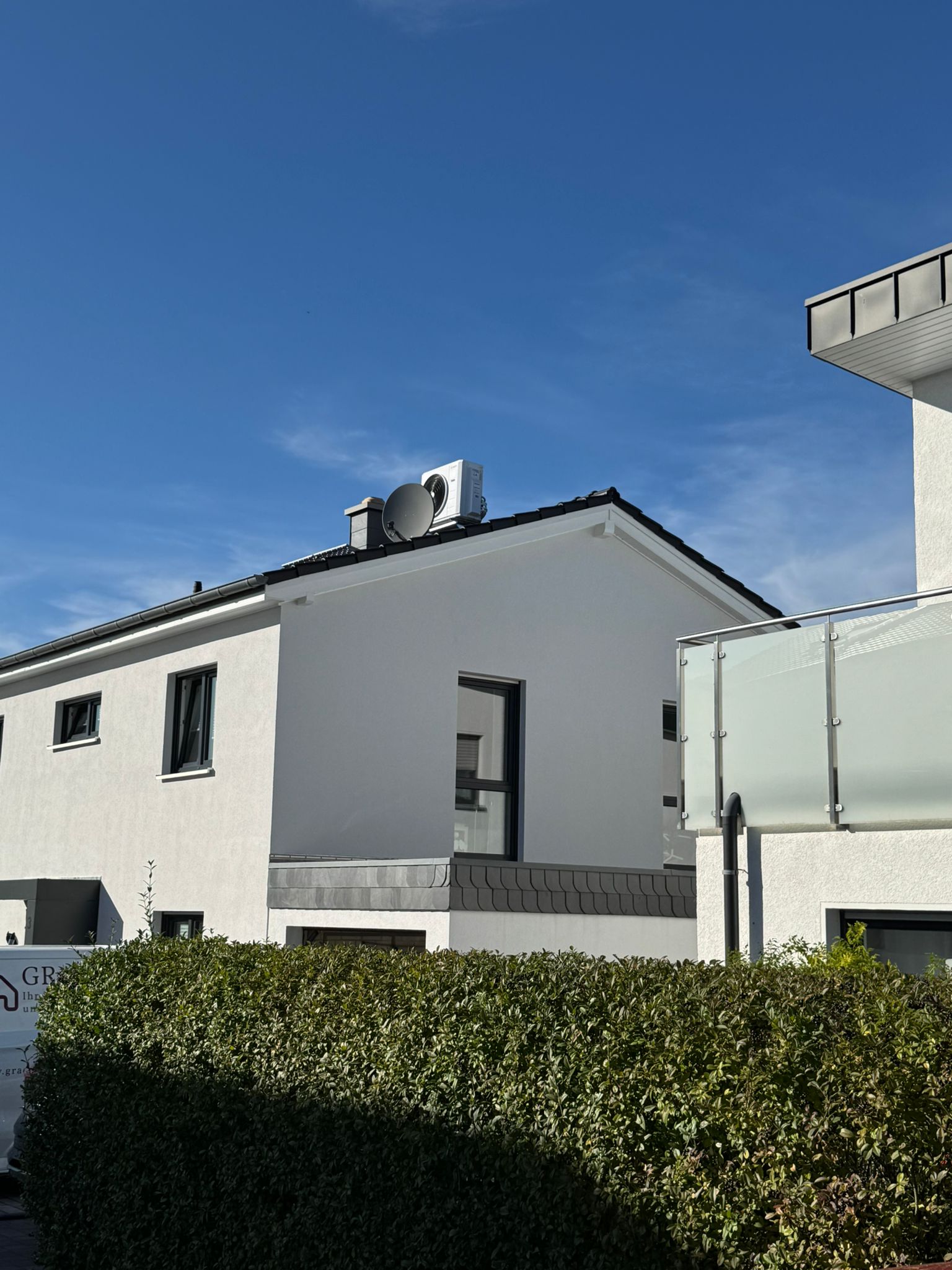 Klimagerät auf einem Wohngebäude