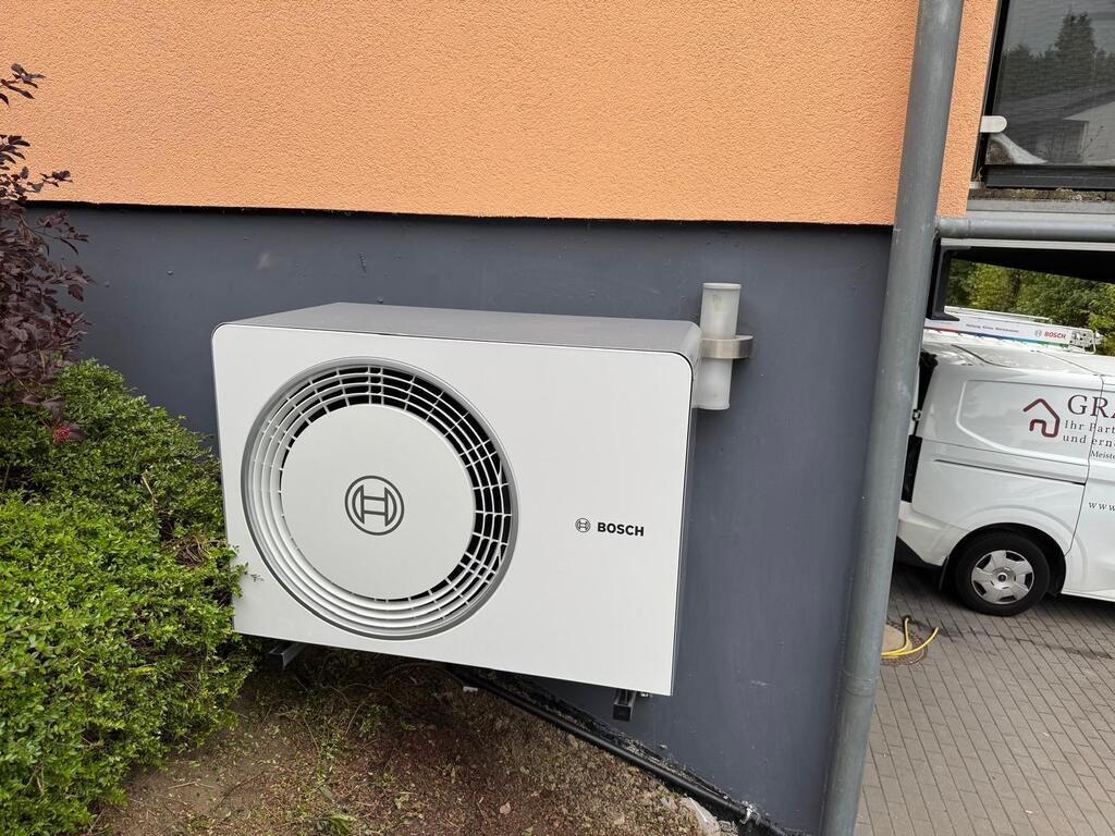 Installierte Wärmepumpe an einem Bestandsgebäude