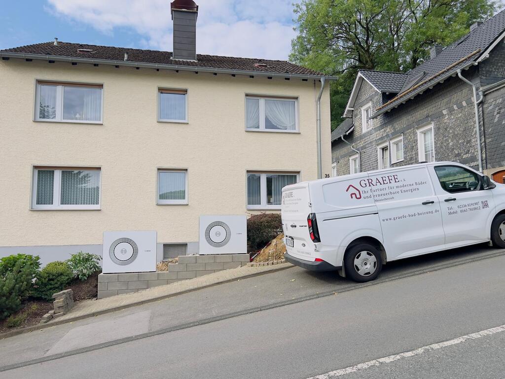 Zwei Bosch Wärmepumpen und Graefe-Servicefahrzeug an einem Wohnhaus